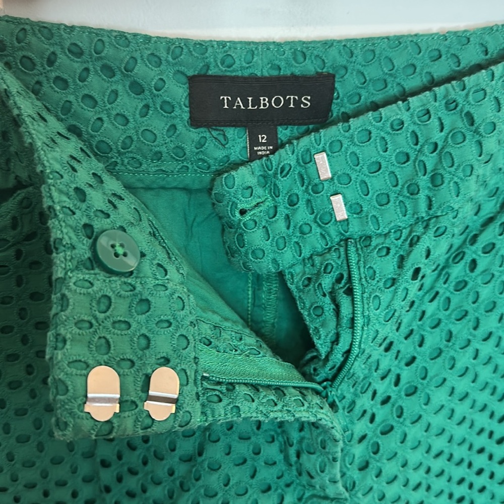 Talbots Green Eyelet Shorts, 100% cotton with 10” inseam, front pockets, Size 12 - Picture 2 of 5
